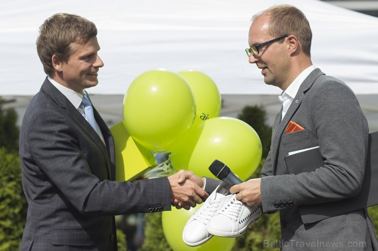 Latvijas nacionālās aviokompānijas airBaltic viceprezidents sabiedrisko attiecību jautājumos Jānis Vanags un Sixt vadītājs Baltijas valstīs Arnis Jaud Latvijas nacionālās aviokompānijas airBaltic viceprezidents sabiedrisko attiecību jautājumos Jānis Vanags un Sixt vadītājs Baltijas valstīs Arnis Jaud 103239