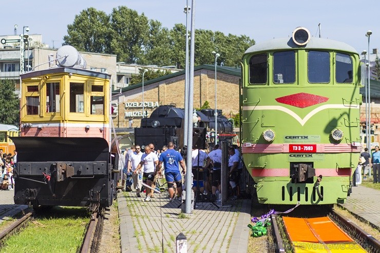 Rīgas svētku viesi klātienē varēja vērot pirmo Latvijas čempionātu smaguma vilkšanā, kurā Latvijas spēkavīri vilka 24 tonnas smagu sniegtīri un 254 to Rīgas svētku viesi klātienē varēja vērot pirmo Latvijas čempionātu smaguma vilkšanā, kurā Latvijas spēkavīri vilka 24 tonnas smagu sniegtīri un 254 to 103741