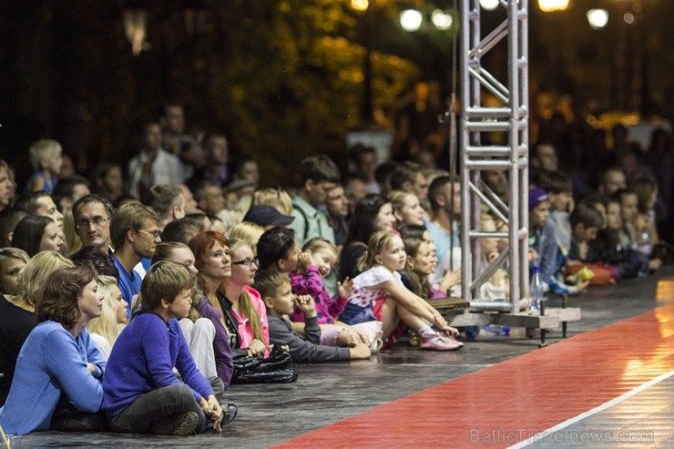Diennakts basketbola turnīru visas diennakts laikā apmeklēja vairāki tūkstoši skatītāju, arī tumšajā dienakts laikā līdzjutēji turpināja atbalstīt spē Diennakts basketbola turnīru visas diennakts laikā apmeklēja vairāki tūkstoši skatītāju, arī tumšajā dienakts laikā līdzjutēji turpināja atbalstīt spē 103829