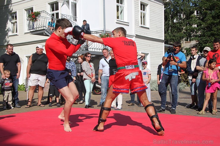 Ielas sporta cīņas sportisti 25.08.2013 mērojas spēkiem viesnīcas NB Hotel teritorijā. Foto sponsors: www.nb.lv Ielas sporta cīņas sportisti 25.08.2013 mērojas spēkiem viesnīcas NB Hotel teritorijā. Foto sponsors: www.nb.lv 104170