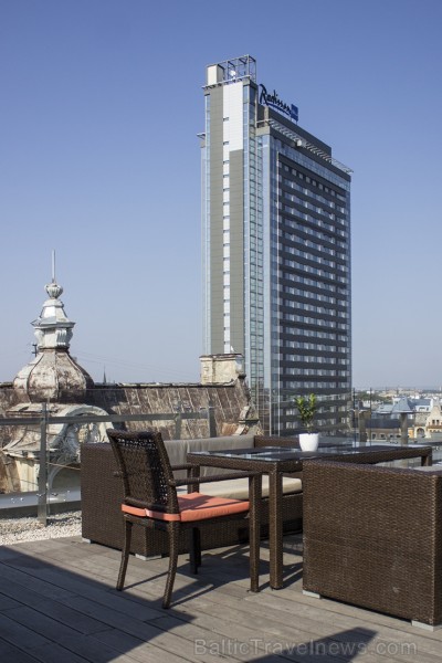 No terases paveras iedvesmojošs skats uz Rīgas jumtu romantisko arhitektūru un to noslēpumaino pasauli - www.galleriariga.lv No terases paveras iedvesmojošs skats uz Rīgas jumtu romantisko arhitektūru un to noslēpumaino pasauli - www.galleriariga.lv 104379