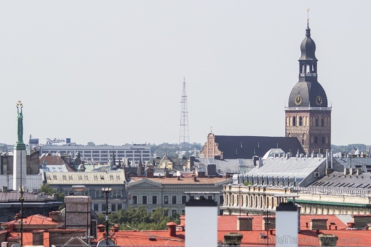 No terases paveras iedvesmojošs skats uz Rīgas jumtu romantisko arhitektūru un to noslēpumaino pasauli - www.galleriariga.lv No terases paveras iedvesmojošs skats uz Rīgas jumtu romantisko arhitektūru un to noslēpumaino pasauli - www.galleriariga.lv 104381