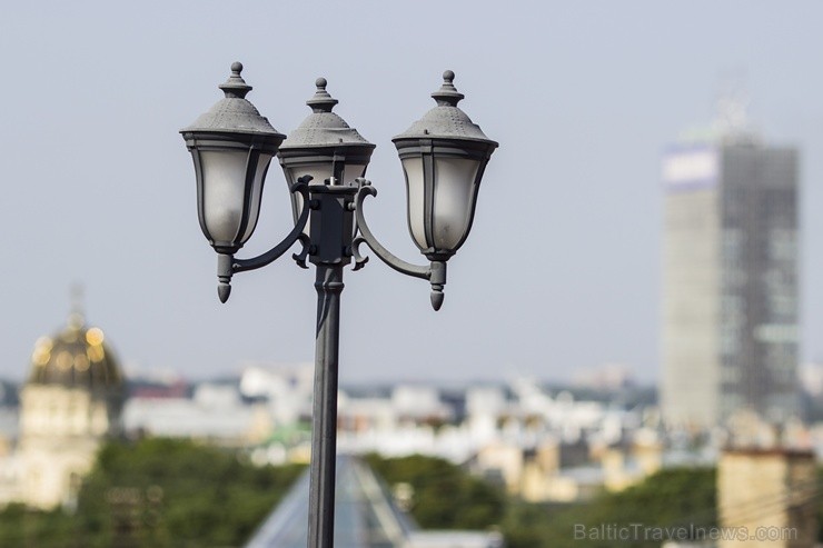 No terases paveras iedvesmojošs skats uz Rīgas jumtu romantisko arhitektūru un to noslēpumaino pasauli - www.galleriariga.lv No terases paveras iedvesmojošs skats uz Rīgas jumtu romantisko arhitektūru un to noslēpumaino pasauli - www.galleriariga.lv 104382