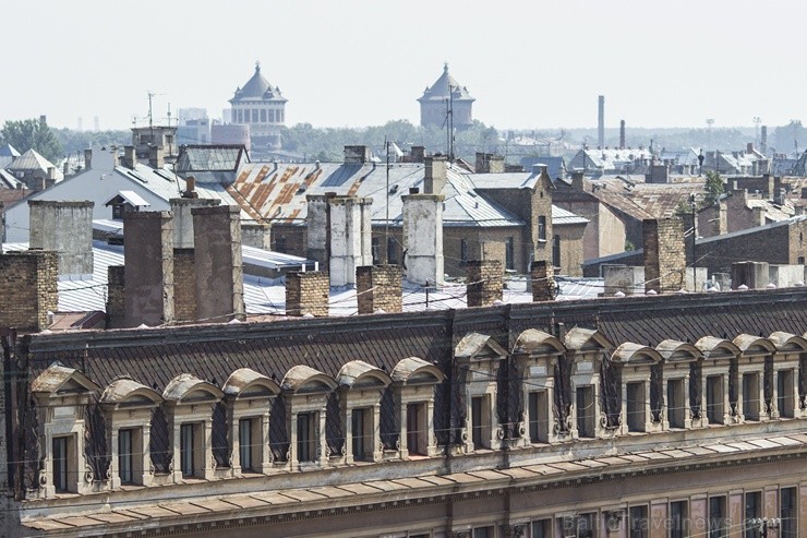 No terases paveras iedvesmojošs skats uz Rīgas jumtu romantisko arhitektūru un to noslēpumaino pasauli - www.galleriariga.lv No terases paveras iedvesmojošs skats uz Rīgas jumtu romantisko arhitektūru un to noslēpumaino pasauli - www.galleriariga.lv 104384