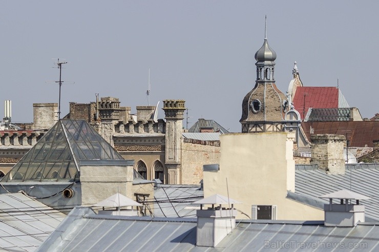 No terases paveras iedvesmojošs skats uz Rīgas jumtu romantisko arhitektūru un to noslēpumaino pasauli - www.galleriariga.lv No terases paveras iedvesmojošs skats uz Rīgas jumtu romantisko arhitektūru un to noslēpumaino pasauli - www.galleriariga.lv 104385