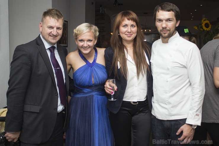 No kreisās: BalticTravelnews.com direktors Aivars Mackevičs, restorāna HEs direktore Inese Zača, restorāna HEs valdes loceklis Heinrihs Erhards No kreisās: BalticTravelnews.com direktors Aivars Mackevičs, restorāna HEs direktore Inese Zača, restorāna HEs valdes loceklis Heinrihs Erhards 104457