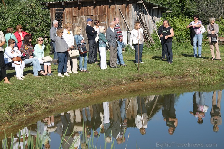 «Lauku ceļotājs» iepazīstina tūristus ar lauku saimniecības «Līcīši» (www.licisi.lv) mājdzīvniekiem un gardumiem «Lauku ceļotājs» iepazīstina tūristus ar lauku saimniecības «Līcīši» (www.licisi.lv) mājdzīvniekiem un gardumiem 105826