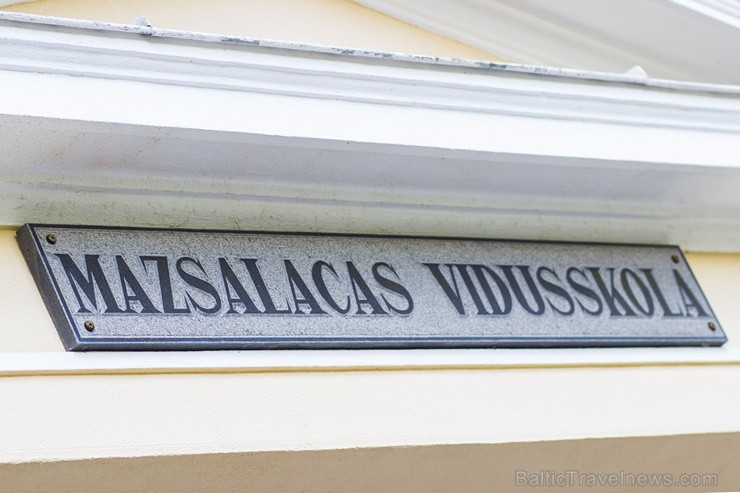 Pils joprojām tiek izmantota Mazsalacas pamatskolas vajadzībām, kaut arī 1976. gadā turpat netālu uzcelta jauna skola Pils joprojām tiek izmantota Mazsalacas pamatskolas vajadzībām, kaut arī 1976. gadā turpat netālu uzcelta jauna skola 105955