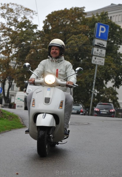 Arī garākajā maršrutā no Juglas 11 kilometru distanci visātrāk nobrauca divriteņu transporta līdzeklis – Gudrā Pilsētnieka Anša vadītais motorollers. Arī garākajā maršrutā no Juglas 11 kilometru distanci visātrāk nobrauca divriteņu transporta līdzeklis – Gudrā Pilsētnieka Anša vadītais motorollers. 105977