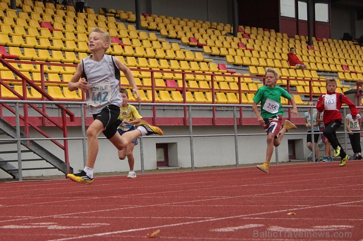 Ogres novada jaunie vieglatlēti sacenšas par sportiskāko skolu. Foto sponsors: www.latvijascentrs.lv Ogres novada jaunie vieglatlēti sacenšas par sportiskāko skolu. Foto sponsors: www.latvijascentrs.lv 106064
