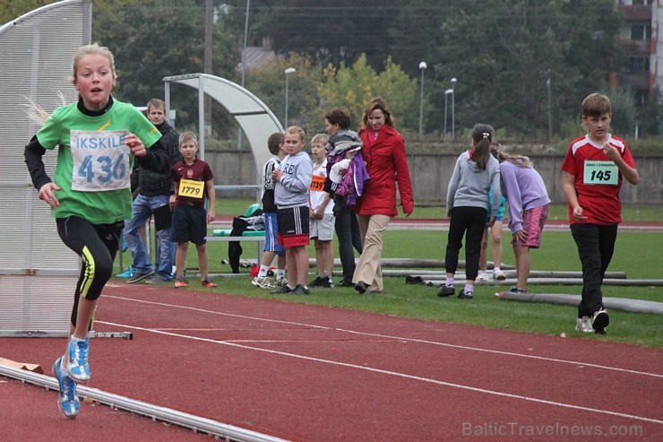 Ogres novada jaunie vieglatlēti sacenšas par sportiskāko skolu. Foto sponsors: www.latvijascentrs.lv Ogres novada jaunie vieglatlēti sacenšas par sportiskāko skolu. Foto sponsors: www.latvijascentrs.lv 106068