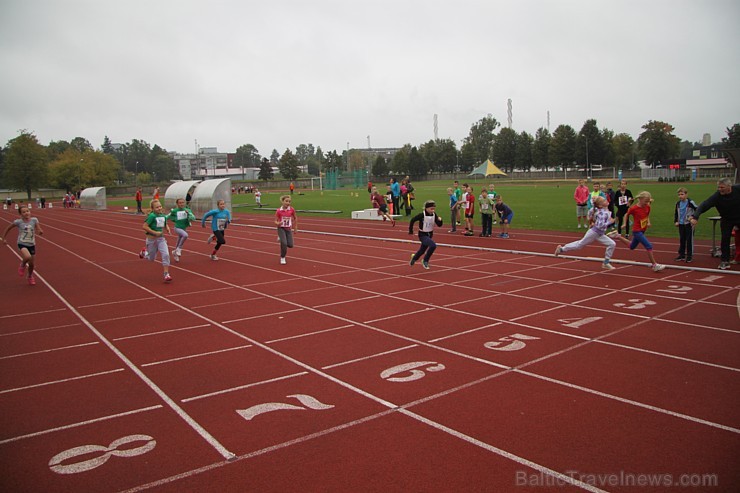 Ogres novada jaunie vieglatlēti sacenšas par sportiskāko skolu. Foto sponsors: www.latvijascentrs.lv Ogres novada jaunie vieglatlēti sacenšas par sportiskāko skolu. Foto sponsors: www.latvijascentrs.lv 106069