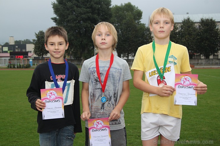 Ogres novada jaunie vieglatlēti sacenšas par sportiskāko skolu. Foto sponsors: www.latvijascentrs.lv Ogres novada jaunie vieglatlēti sacenšas par sportiskāko skolu. Foto sponsors: www.latvijascentrs.lv 106072