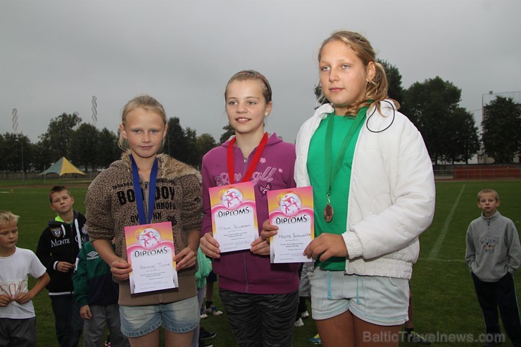 Ogres novada jaunie vieglatlēti sacenšas par sportiskāko skolu. Foto sponsors: www.latvijascentrs.lv Ogres novada jaunie vieglatlēti sacenšas par sportiskāko skolu. Foto sponsors: www.latvijascentrs.lv 106076
