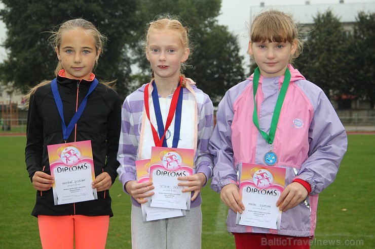 Ogres novada jaunie vieglatlēti sacenšas par sportiskāko skolu. Foto sponsors: www.latvijascentrs.lv Ogres novada jaunie vieglatlēti sacenšas par sportiskāko skolu. Foto sponsors: www.latvijascentrs.lv 106078