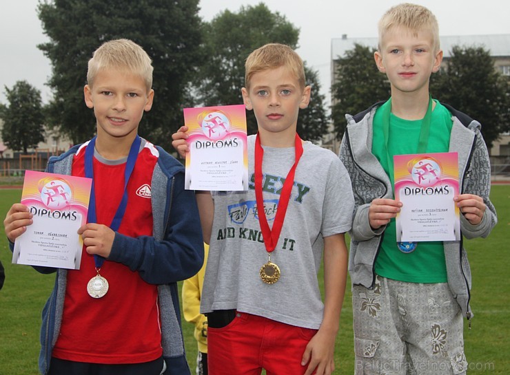 Ogres novada jaunie vieglatlēti sacenšas par sportiskāko skolu. Foto sponsors: www.latvijascentrs.lv Ogres novada jaunie vieglatlēti sacenšas par sportiskāko skolu. Foto sponsors: www.latvijascentrs.lv 106080