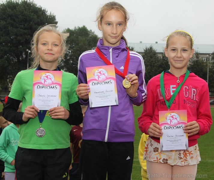 Ogres novada jaunie vieglatlēti sacenšas par sportiskāko skolu. Foto sponsors: www.latvijascentrs.lv Ogres novada jaunie vieglatlēti sacenšas par sportiskāko skolu. Foto sponsors: www.latvijascentrs.lv 106081
