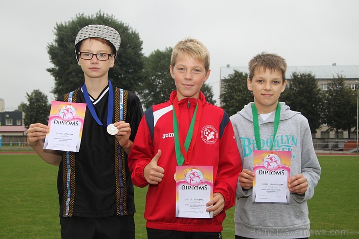 Ogres novada jaunie vieglatlēti sacenšas par sportiskāko skolu. Foto sponsors: www.latvijascentrs.lv Ogres novada jaunie vieglatlēti sacenšas par sportiskāko skolu. Foto sponsors: www.latvijascentrs.lv 106088