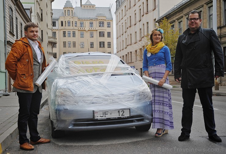 Iesaiņojot automašīnu, Eiropas Savienības iniciatīvas Pārvietojies gudri aktīvisti kopā ar Rīgas domes Satiksmes departamenta direktoru Krišjāni Peter Iesaiņojot automašīnu, Eiropas Savienības iniciatīvas Pārvietojies gudri aktīvisti kopā ar Rīgas domes Satiksmes departamenta direktoru Krišjāni Peter 106450