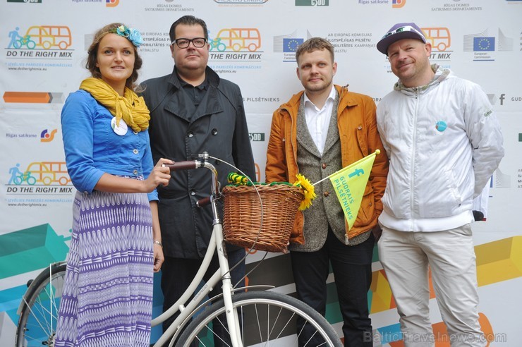 Iesaiņojot automašīnu, Eiropas Savienības iniciatīvas Pārvietojies gudri aktīvisti kopā ar Rīgas domes Satiksmes departamenta direktoru Krišjāni Peter Iesaiņojot automašīnu, Eiropas Savienības iniciatīvas Pārvietojies gudri aktīvisti kopā ar Rīgas domes Satiksmes departamenta direktoru Krišjāni Peter 106460