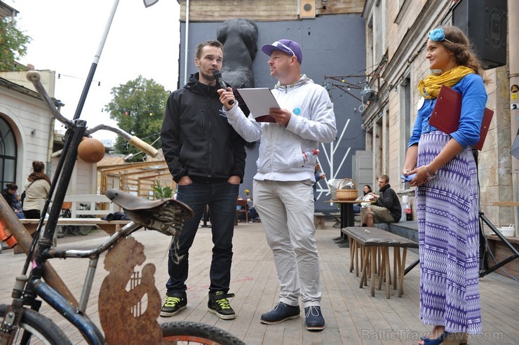 Iesaiņojot automašīnu, Eiropas Savienības iniciatīvas Pārvietojies gudri aktīvisti kopā ar Rīgas domes Satiksmes departamenta direktoru Krišjāni Peter Iesaiņojot automašīnu, Eiropas Savienības iniciatīvas Pārvietojies gudri aktīvisti kopā ar Rīgas domes Satiksmes departamenta direktoru Krišjāni Peter 106470
