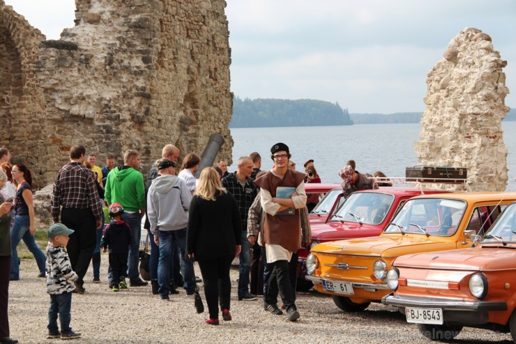 Kokneses pilsdrupās un Likteņdārzā 21.09., pateicoties Kokneses Jauniešu biedrības iniciatīvai, bija iespēja apskatīt retro automobiļus ZAZ. Parādi ar Kokneses pilsdrupās un Likteņdārzā 21.09., pateicoties Kokneses Jauniešu biedrības iniciatīvai, bija iespēja apskatīt retro automobiļus ZAZ. Parādi ar 106532