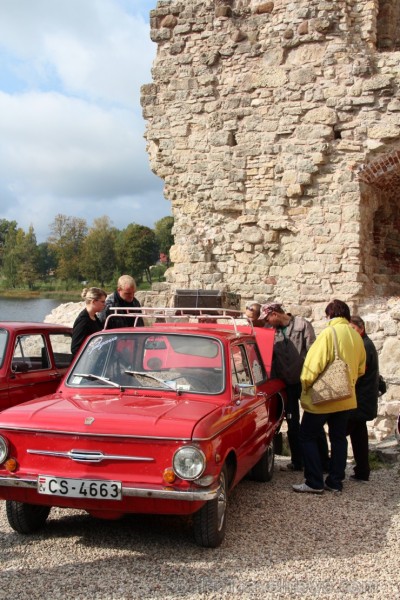 Kokneses pilsdrupās un Likteņdārzā 21.09., pateicoties Kokneses Jauniešu biedrības iniciatīvai, bija iespēja apskatīt retro automobiļus ZAZ. Parādi ar Kokneses pilsdrupās un Likteņdārzā 21.09., pateicoties Kokneses Jauniešu biedrības iniciatīvai, bija iespēja apskatīt retro automobiļus ZAZ. Parādi ar 106537