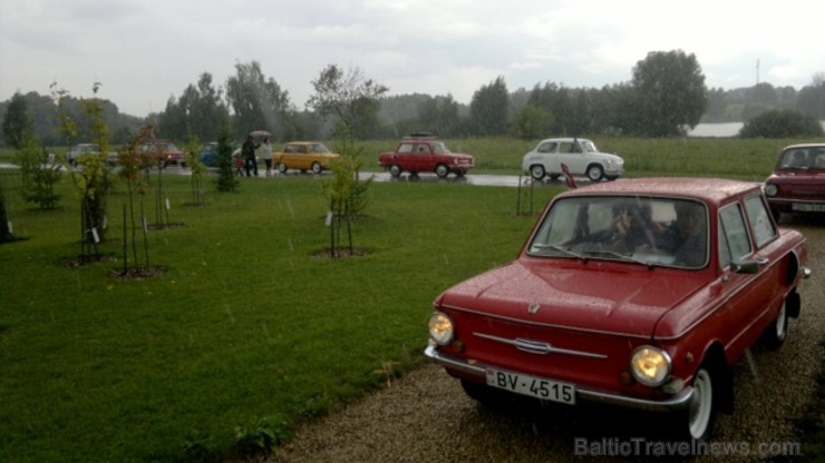Kokneses pilsdrupās un Likteņdārzā 21.09., pateicoties Kokneses Jauniešu biedrības iniciatīvai, bija iespēja apskatīt retro automobiļus ZAZ. Parādi ar Kokneses pilsdrupās un Likteņdārzā 21.09., pateicoties Kokneses Jauniešu biedrības iniciatīvai, bija iespēja apskatīt retro automobiļus ZAZ. Parādi ar 106545