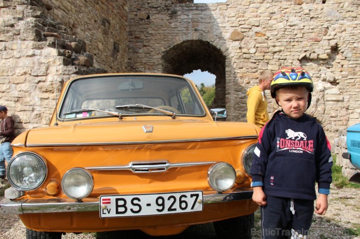 Kokneses pilsdrupās un Likteņdārzā 21.09., pateicoties Kokneses Jauniešu biedrības iniciatīvai, bija iespēja apskatīt retro automobiļus ZAZ. Parādi ar Kokneses pilsdrupās un Likteņdārzā 21.09., pateicoties Kokneses Jauniešu biedrības iniciatīvai, bija iespēja apskatīt retro automobiļus ZAZ. Parādi ar 106548