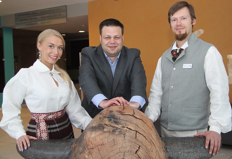 Rīgas četru zvaigžņu viesnīcas «Islande Hotel» viesu uzņemšanas dienests kopš 24.09.2013 ir latviešu tautas tērpos - www.islandehotel.lv Rīgas četru zvaigžņu viesnīcas «Islande Hotel» viesu uzņemšanas dienests kopš 24.09.2013 ir latviešu tautas tērpos - www.islandehotel.lv 106561