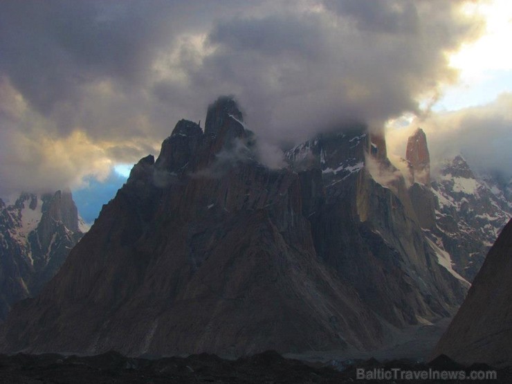 Saule rietēja tieši virs Trango Towers kalnu grupas, kurā nobāzēties arī vēlējās miglas mākoņi, padarot apkārtni ļoti mistisku un skatus gluži kā no f 106695