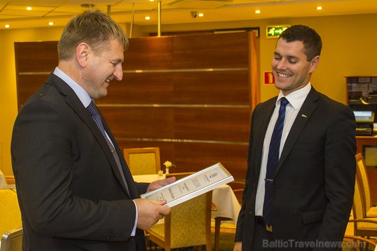 Aivars Mackevičs (BalticTravelnews.com direktors) pasniedz diplomu Kalvim Krapānam (viesnīcas Radisson Blu Hotel Rīdzene restorāna Piramīda vadītājam) Aivars Mackevičs (BalticTravelnews.com direktors) pasniedz diplomu Kalvim Krapānam (viesnīcas Radisson Blu Hotel Rīdzene restorāna Piramīda vadītājam) 106949