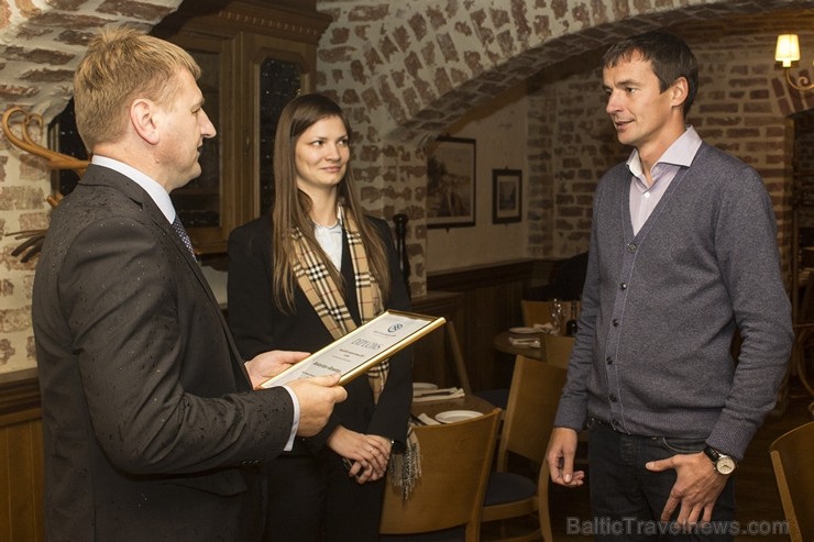 Aivars Mackevičs (BalticTravelnews.com direktors) pasniedz diplomu Guntaram Skrastiņam (restorāna Rossini vadītājam) Aivars Mackevičs (BalticTravelnews.com direktors) pasniedz diplomu Guntaram Skrastiņam (restorāna Rossini vadītājam) 106953