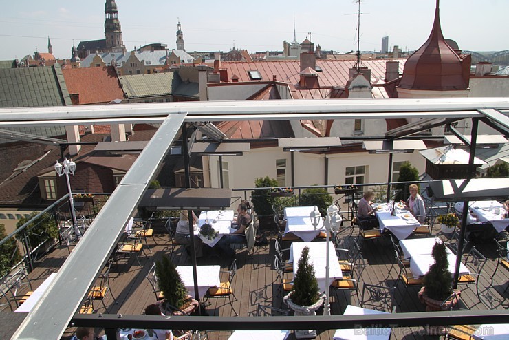 Vasaras jumta terase viesnīcā Gutenbergs dāvāja burvīgus Rīgas panorāmas skatus - www.gutenbergs.eu Vasaras jumta terase viesnīcā Gutenbergs dāvāja burvīgus Rīgas panorāmas skatus - www.gutenbergs.eu 106961