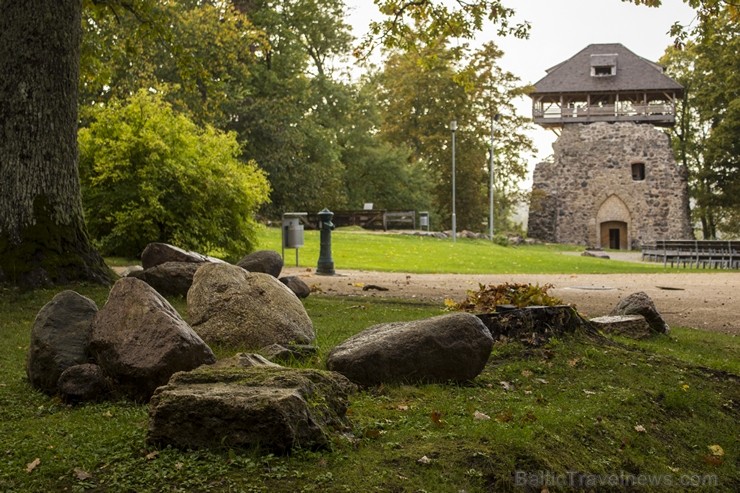 Livonijas ordeņa Siguldas pils celta 1207.gadā Zobenbrāļu ordeņa mestra Venno laikā kā „castellum” tipa cietoksnis, vēlāk pārbūvēta par konventa tipa Livonijas ordeņa Siguldas pils celta 1207.gadā Zobenbrāļu ordeņa mestra Venno laikā kā „castellum” tipa cietoksnis, vēlāk pārbūvēta par konventa tipa 107059