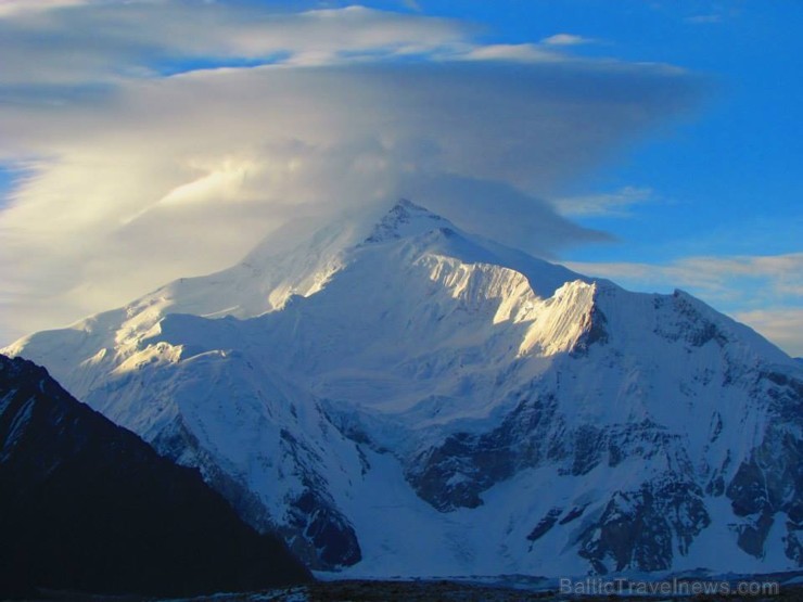 Toties pārējie Konkordijas lielie kalni, kā Broda Smaile, Chogolisa, Marble peak, Mitre peak un arī lielām sniega kupenām klātie Baltoro Kangri un Sno 107100