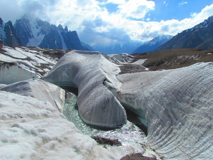 Turklāt Baltoro, tas tik ir ledājs. Nekad nebūtu domājis, ka ledājs var būt tik neparasts. Visapkārt pavērās daudzas baltas ledāju mēles, bet šis akme 107148