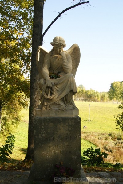 Angele fon Bēra - Vārnavas muižkunga meita, kura 1907. gadā nelaimīgas mīlestības dēļ izdarīja pašnāvību. Tā kā nebija mirusi dabīgā nāvē, viņu apglab Angele fon Bēra - Vārnavas muižkunga meita, kura 1907. gadā nelaimīgas mīlestības dēļ izdarīja pašnāvību. Tā kā nebija mirusi dabīgā nāvē, viņu apglab 107175