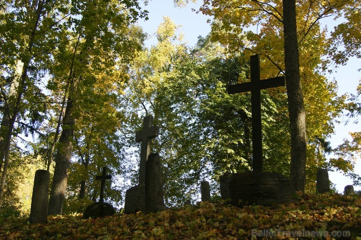 Sunākstes vecie kapi glabā daudzus dzīvesstāstus, tai skaitā Vārnavas muižas īpašnieka meitas un Vecā Stendera Sunākstes vecie kapi glabā daudzus dzīvesstāstus, tai skaitā Vārnavas muižas īpašnieka meitas un Vecā Stendera 107200