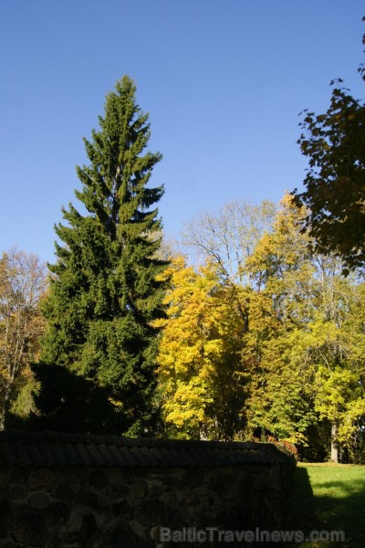No 1766. - 1796. gadam te par mācītāju strādājis Vecais Stenders ( 1714. - 1796.). Pie baznīcas 1889. gadā atklāts piemiņas akmens Vecajam Stenderam. No 1766. - 1796. gadam te par mācītāju strādājis Vecais Stenders ( 1714. - 1796.). Pie baznīcas 1889. gadā atklāts piemiņas akmens Vecajam Stenderam. 107223