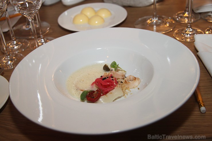 Restorāns «Wine Kitchen»: citronzāles sviestā pagatavoti kalmāri ar austeru velutē mērci... marinēti sīpoli, vītināti ķiršu tomāti, kaperi Restorāns «Wine Kitchen»: citronzāles sviestā pagatavoti kalmāri ar austeru velutē mērci... marinēti sīpoli, vītināti ķiršu tomāti, kaperi 107399