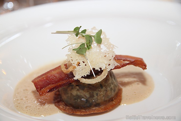 Restorāns «Wine Kitchen»: meža sēņu raviolli ar baraviku kapučīno mērci... cūkgaļas pavēdere, sīpolu gredzeni, parmezāna kraukšķis Restorāns «Wine Kitchen»: meža sēņu raviolli ar baraviku kapučīno mērci... cūkgaļas pavēdere, sīpolu gredzeni, parmezāna kraukšķis 107401