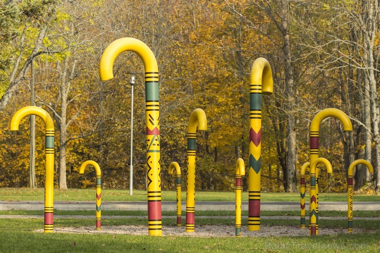 Spieķu parks atklāts 2007. gadā kā veltījums Siguldas raksturīgākajam suvenīram – pastaigu spieķim Spieķu parks atklāts 2007. gadā kā veltījums Siguldas raksturīgākajam suvenīram – pastaigu spieķim 107899