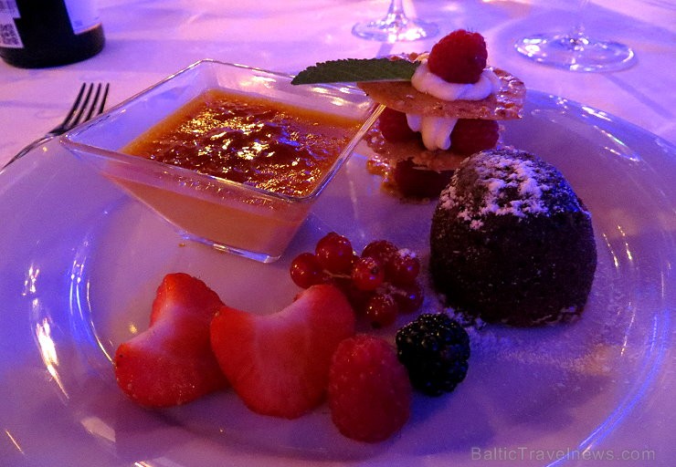 Deserta trio: aveņu – riekstu kraukšķu kārtojums, mini vaniļas Crème brûlée un mini šokolādes fondants. Vakariņu viesu izvēlei tiek piedāvāts baltvīns Deserta trio: aveņu – riekstu kraukšķu kārtojums, mini vaniļas Crème brûlée un mini šokolādes fondants. Vakariņu viesu izvēlei tiek piedāvāts baltvīns 108743
