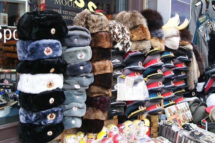 Vairums Berlīnes suvenīros saskatāma līdzība ar citu valstu suvenīriem, tomēr atrodamas arī neredzētas un oriģinālas lietas kā atmiņa par Berlīnes ceļ Vairums Berlīnes suvenīros saskatāma līdzība ar citu valstu suvenīriem, tomēr atrodamas arī neredzētas un oriģinālas lietas kā atmiņa par Berlīnes ceļ 108947