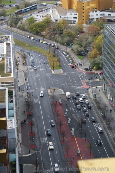 No Berlīnes Potsdamas laukuma paveras elpu aizraujošs skats uz pilsētu. Šeit patiešām var redzēt, ka Berlīne ir metropole - pilsētai malu nemaz nevar No Berlīnes Potsdamas laukuma paveras elpu aizraujošs skats uz pilsētu. Šeit patiešām var redzēt, ka Berlīne ir metropole - pilsētai malu nemaz nevar 108956