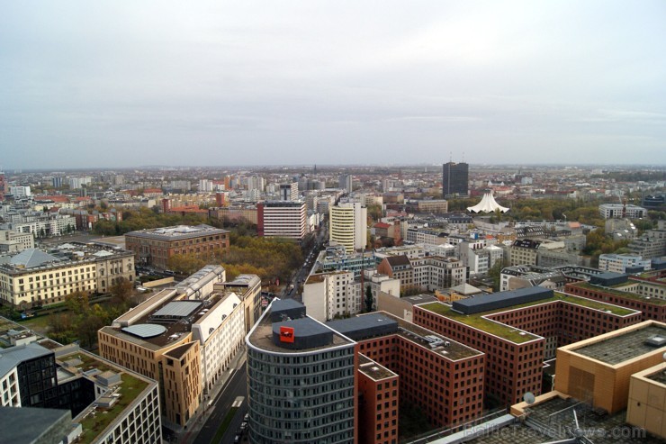 No Berlīnes Potsdamas laukuma paveras elpu aizraujošs skats uz pilsētu. Šeit patiešām var redzēt, ka Berlīne ir metropole - pilsētai malu nemaz nevar No Berlīnes Potsdamas laukuma paveras elpu aizraujošs skats uz pilsētu. Šeit patiešām var redzēt, ka Berlīne ir metropole - pilsētai malu nemaz nevar 108959