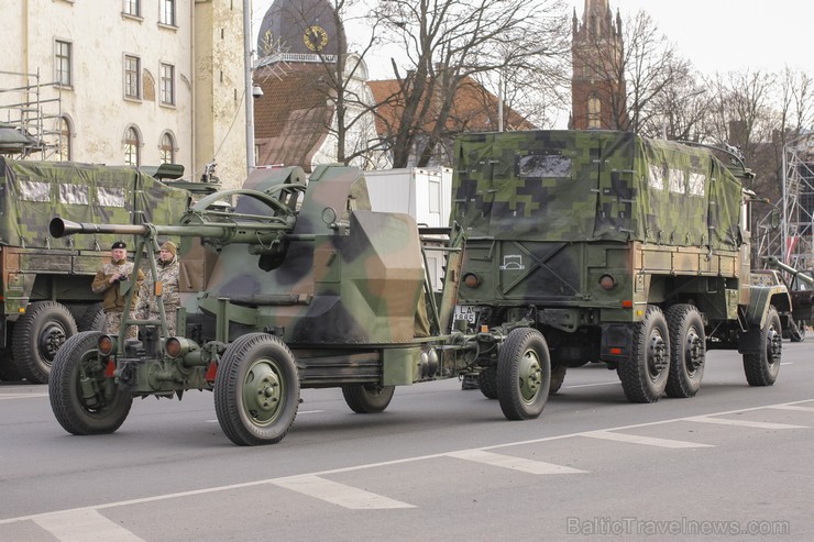 Tūkstošiem cilvēku klātienē vēro Nacionālo bruņoto spēku militāro parādi 109633