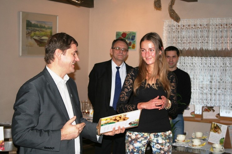 23.11.2013 Igates pils Dzirnavu krodziņā notika kalendāra atvēršanas svētki, kurā piedalījās liela daļa uzņēmēju, kalendāra tapšanā iesaistītie un sad 23.11.2013 Igates pils Dzirnavu krodziņā notika kalendāra atvēršanas svētki, kurā piedalījās liela daļa uzņēmēju, kalendāra tapšanā iesaistītie un sad 110134
