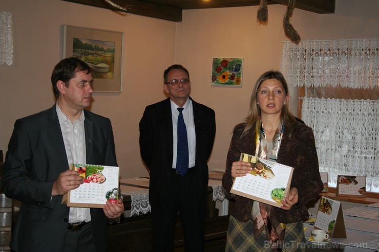 23.11.2013 Igates pils Dzirnavu krodziņā notika kalendāra atvēršanas svētki, kurā piedalījās liela daļa uzņēmēju, kalendāra tapšanā iesaistītie un sad 23.11.2013 Igates pils Dzirnavu krodziņā notika kalendāra atvēršanas svētki, kurā piedalījās liela daļa uzņēmēju, kalendāra tapšanā iesaistītie un sad 110137